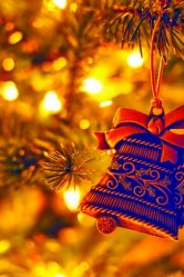 Bagaimana dengan gaya dan indah menghiasi pokok Krismas untuk Tahun Baru 2018? Apakah jenis mainan yang anda perlukan? (175+ Foto)