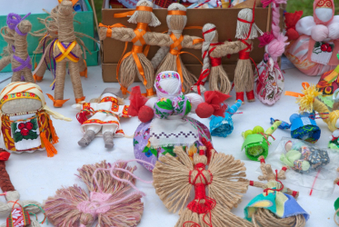 Spielzeug aus Fäden oder wie man ein Kind aus dem Nichts erfreuen kann: 155+ (Fotos) von einzigartigen und schönen handgefertigten Artikeln, die von Hand mit Meisterklassen (weich, am Weihnachtsbaum, aus Kugeln) hergestellt werden