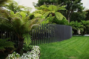 390 + Photos de clôtures pour maisons privées et fermes. Tous les critères et choix