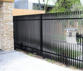 390 + Bilder av staket för privata hus och stugor. Alla kriterier och val