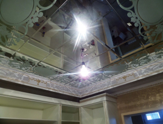سقف المرآة: يتميز بالحلول الداخلية (في الحمام ، غرفة المعيشة ، الرواق). النهاية الرائعة لإلقاء نظرة مثيرة.