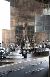 Αύξηση του χώρου με τη βοήθεια ενός καθρέφτη στην κουζίνα: Πού να τοποθετήσετε; Πώς να πάρει; Πώς να το κάνετε; Επιλέγοντας τις καλύτερες επιλογές (στον τοίχο, πάνω από το ράφι, πάνω από το τραπέζι, στην ποδιά)