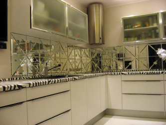 Αύξηση του χώρου με τη βοήθεια ενός καθρέφτη στην κουζίνα: Πού να τοποθετήσετε; Πώς να πάρει; Πώς να το κάνετε; Επιλέγοντας τις καλύτερες επιλογές (στον τοίχο, πάνω από το ράφι, πάνω από το τραπέζι, στην ποδιά)