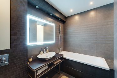 Spiegel in de badkamer met verlichting (200+ foto's): praktisch en originaliteit van het idee. Kies extra accessoires (socket / klok / verwarmd)