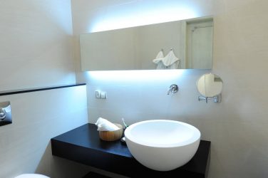 Spiegel in de badkamer met verlichting (200+ foto's): praktisch en originaliteit van het idee.Kies extra accessoires (socket / klok / verwarmd)