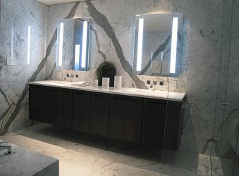 Miroir dans la salle de bain avec lumières (200+ Photos): praticité et originalité de l'idée. Choisissez des accessoires supplémentaires (prise / horloge / chauffé)