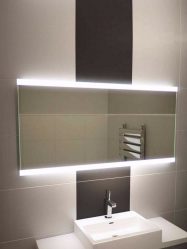 مرآة في الحمام مع أضواء (200+ صور): التطبيق العملي والأصالة لهذه الفكرة. اختر ملحقات إضافية (مقبس / ساعة / مسخنة)