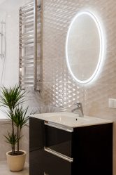 Oglinda în baie cu lumini (200+ fotografii): Practicitatea și originalitatea ideii. Alegeți accesorii suplimentare (soclu / ceas / încălzit)