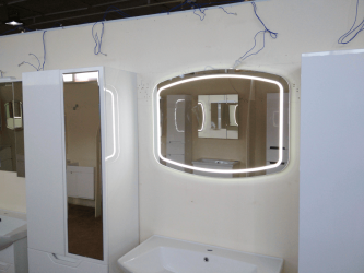 กระจกในห้องน้ำพร้อมแสงไฟ (200 ภาพ): การใช้งานจริงและความคิดริเริ่มของความคิด เลือกอุปกรณ์เสริมเพิ่มเติม (ซ็อกเก็ต / นาฬิกา / เครื่องทำความร้อน)